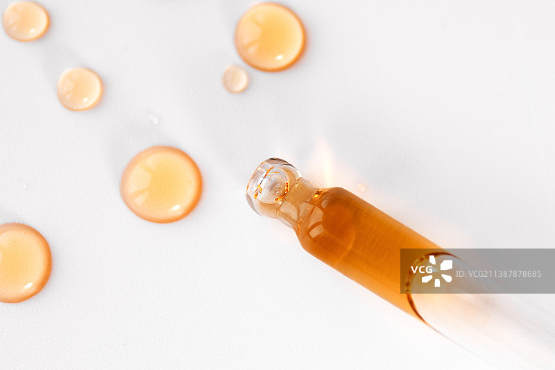 移液管中的精华液、油和洁面啫喱，猴痘新冠病毒图片素材