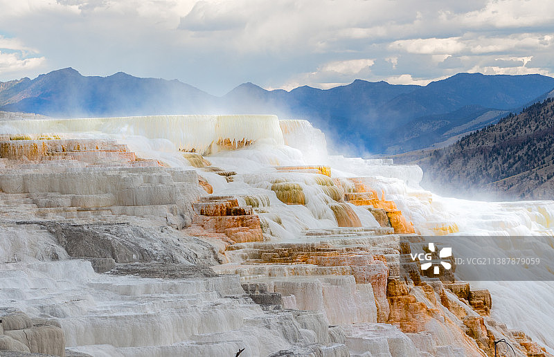 多云的天空衬托着山景图片素材