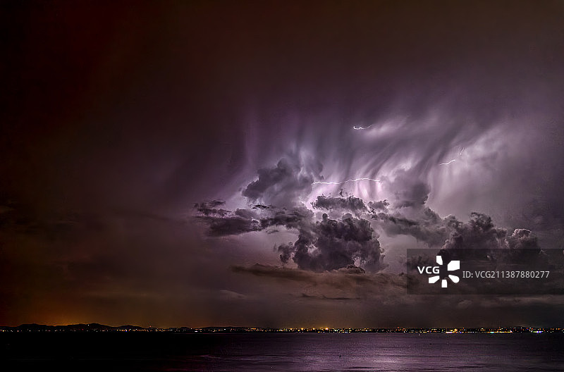 马六甲海峡的履带式闪电 - 20220508200159，Tanjung Bungah，槟城，马来西亚图片素材