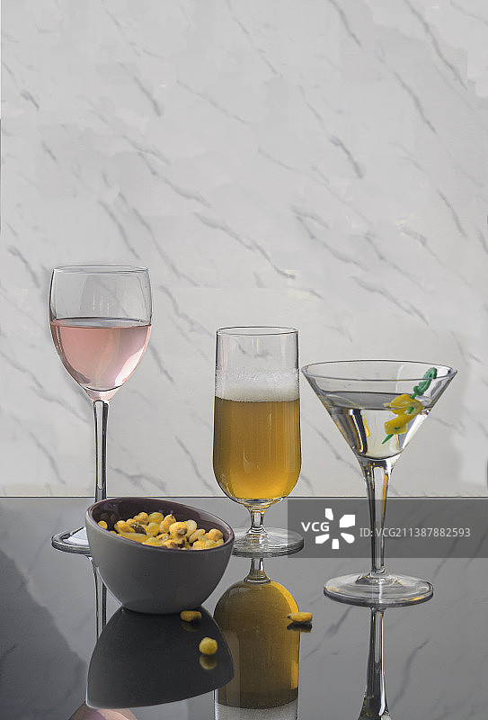 桌上的饮品特写图片素材