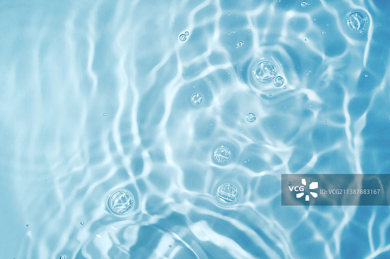 水面上的圆形蓝色阴影模糊背景图片素材