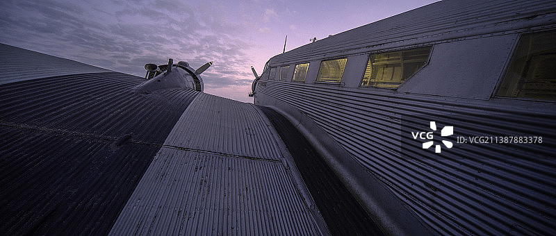 德国辛斯海姆，建筑物在天空下的仰视角度照片图片素材