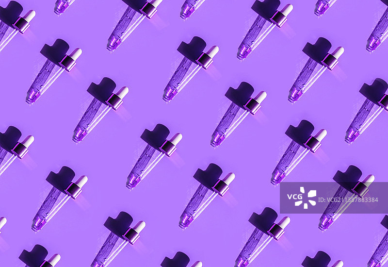 带金色金属盖和水滴的移液器，精华液，油，美容图片素材