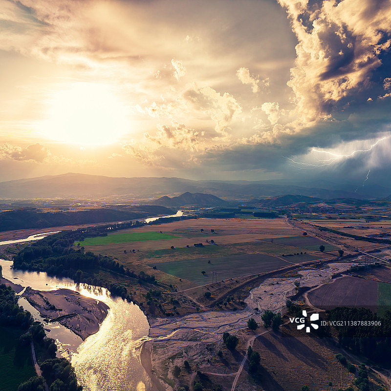 日落时分天空下的风景鸟瞰图片素材