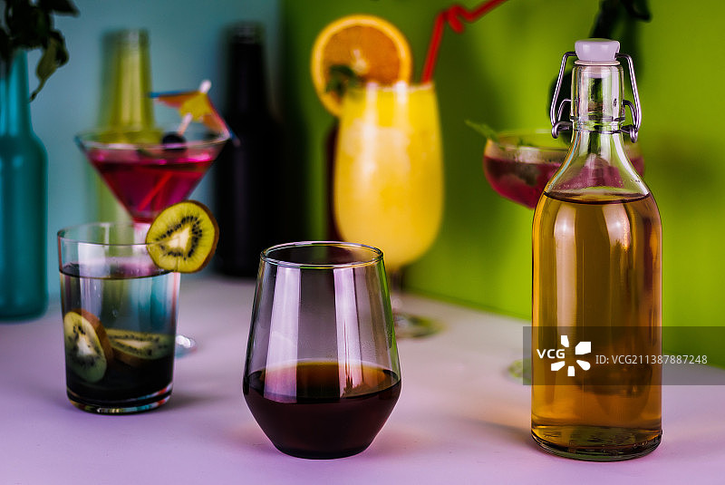 吧台鸡尾酒、酒精饮料和软饮料图片素材