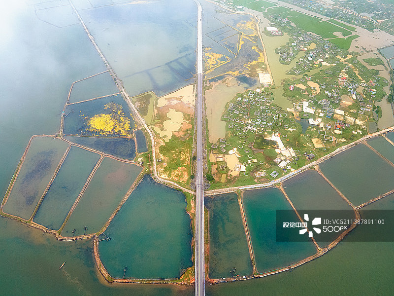 越南承天顺化省三江潟湖农田的航拍景色图片素材