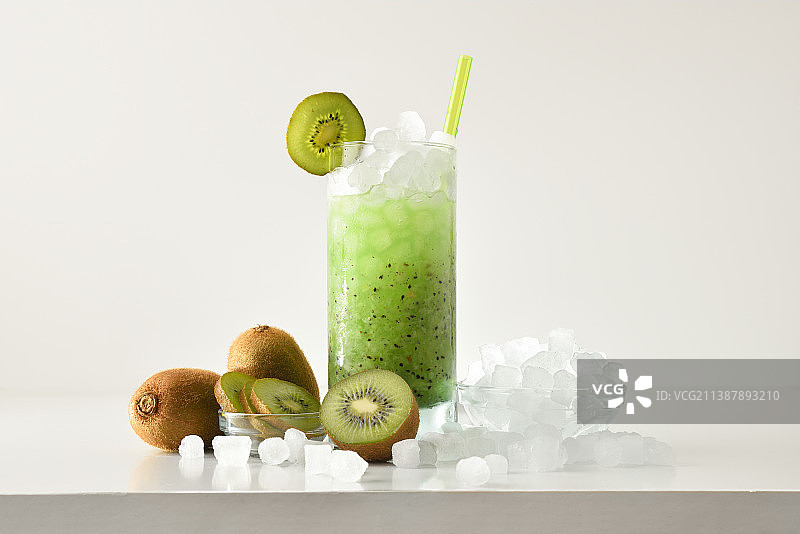 白色背景下的桌上饮品特写图片素材