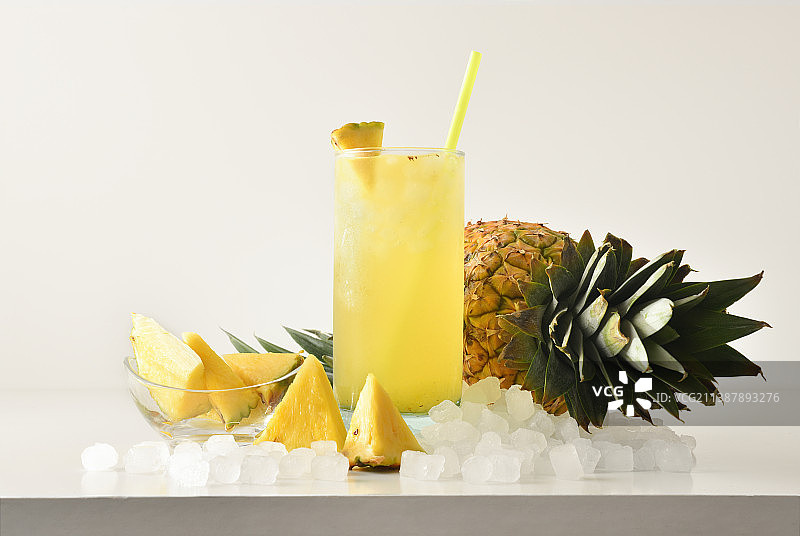 白色背景下餐桌上的饮品和水果特写图片素材