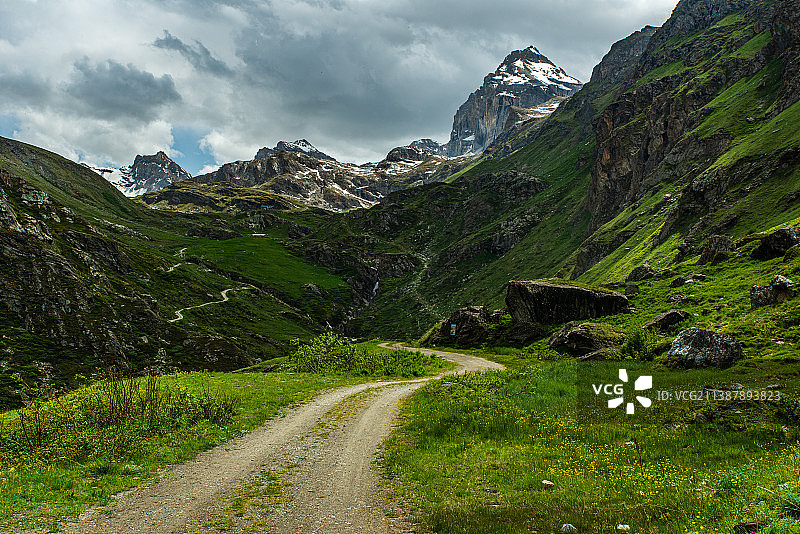 意大利奥斯塔山谷群山道路风光图片素材