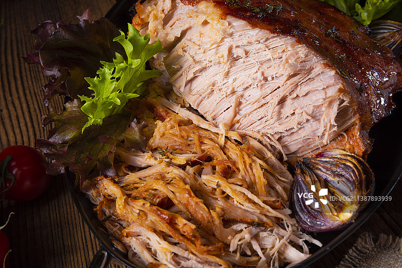 从高角度观看餐桌上盘子里的食物图片素材