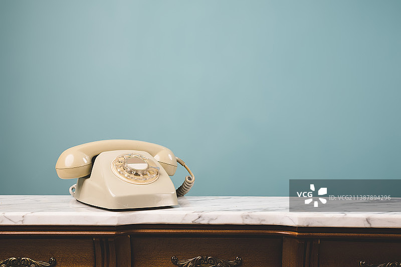 桌子上的老式电话特写图片素材