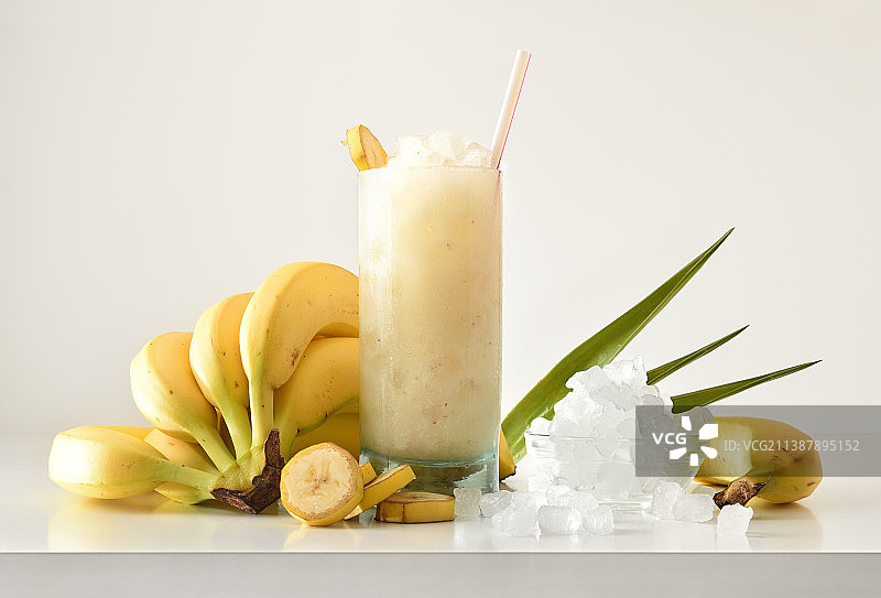 餐桌上的食物和饮品特写图片素材