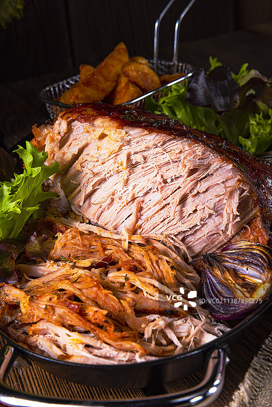 美味的蔬菜手撕猪肉卷图片素材