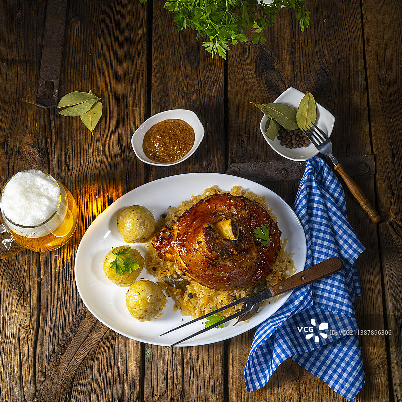 猪肘配酸菜和甜芥末图片素材