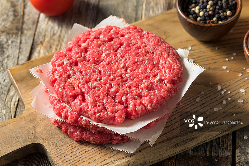 生的红色有机汉堡肉饼图片素材