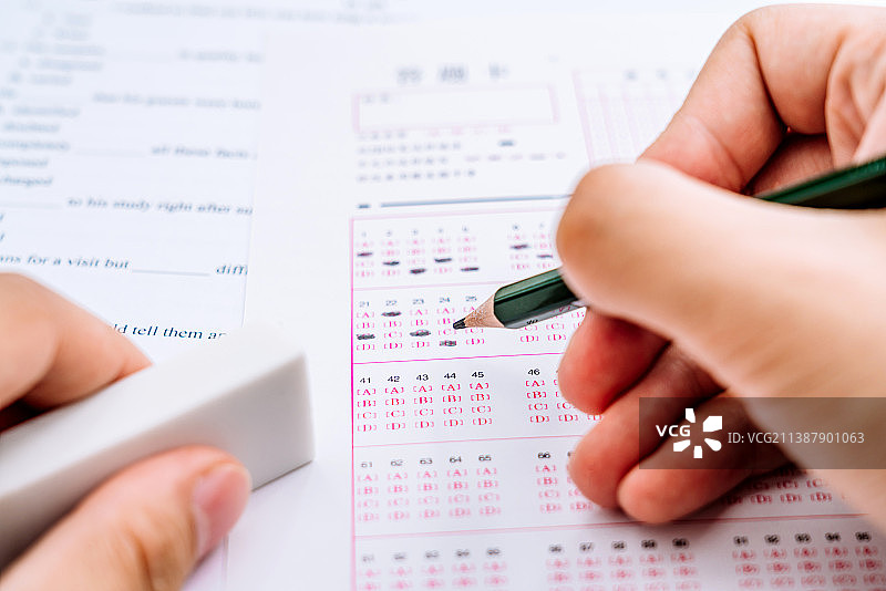 考试答题卡和一支铅笔图片素材
