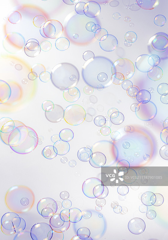 白色背景下的气泡特写镜头图片素材
