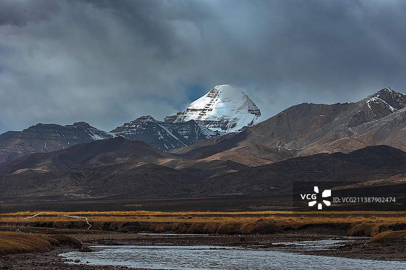 风雨欲来中的岗仁波齐图片素材