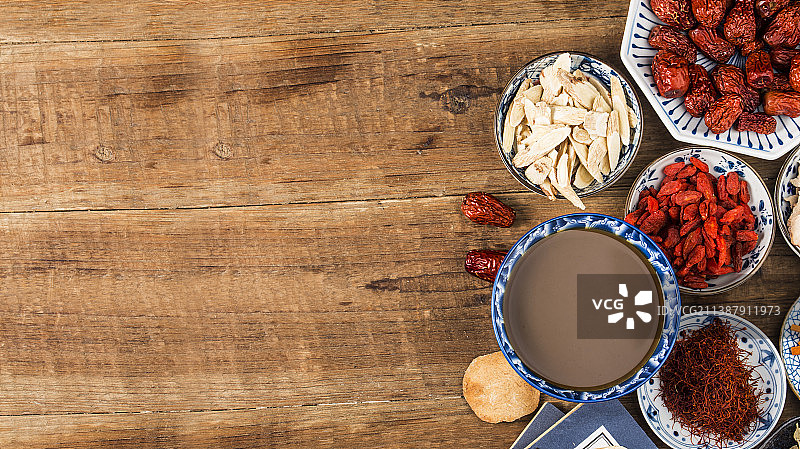 一碗煎制好的中药图片素材