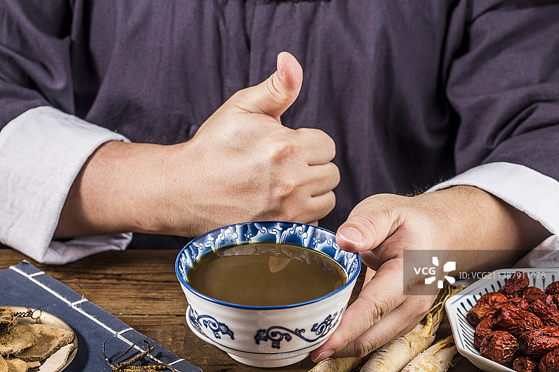 一碗煎制好的中药图片素材