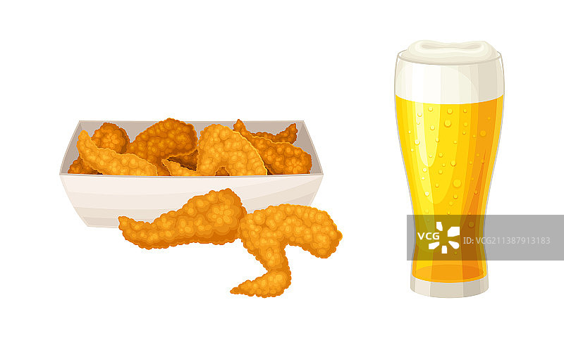一杯泡沫淡啤酒和炸鸡翅图片素材