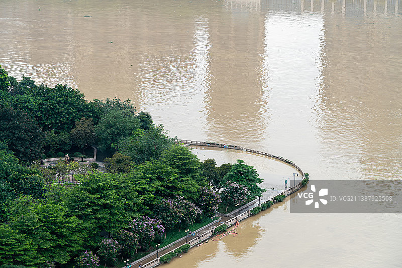 广州珠江的江水暴雨后涨潮漫上江边步道图片素材