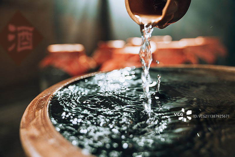 酒坛子里的酒图片素材