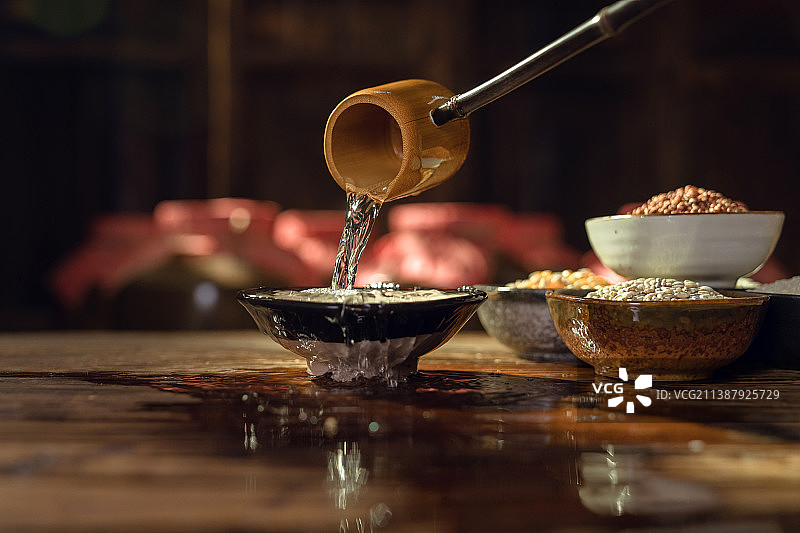 桌子上的白酒和粮食图片素材