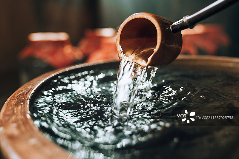 酒坛子里的酒图片素材