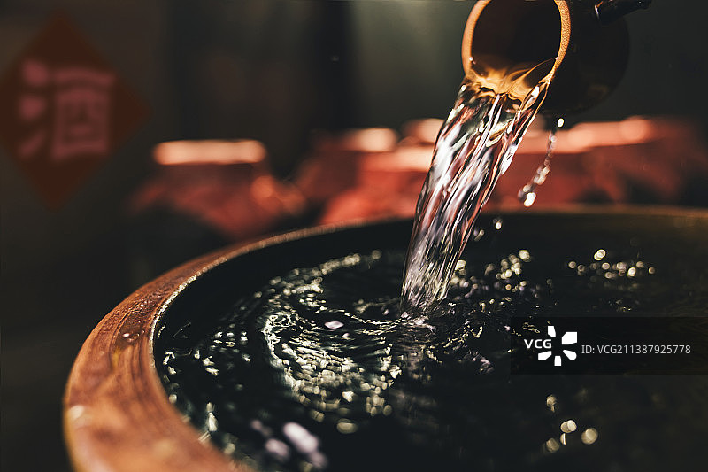 酒坛子里的酒图片素材