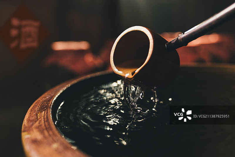 酒坛子里的酒图片素材