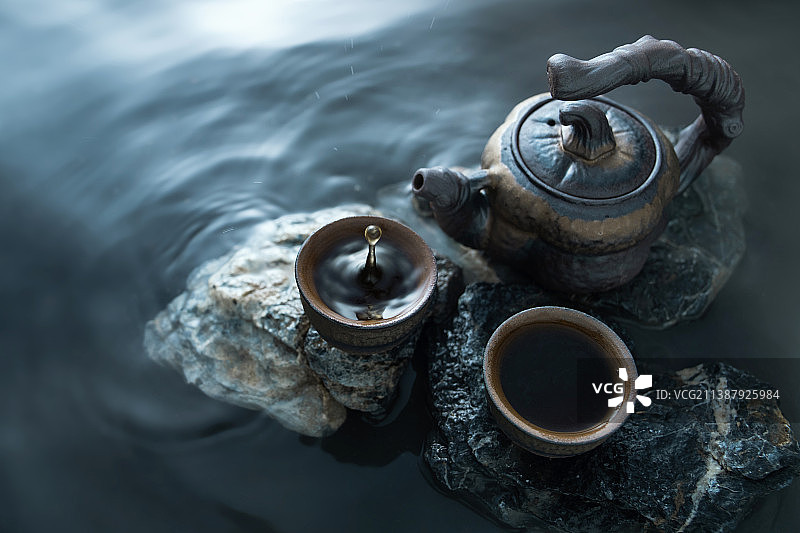 水面上的茶壶与茶杯图片素材