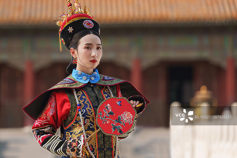 身穿清宫服的青年女人图片素材