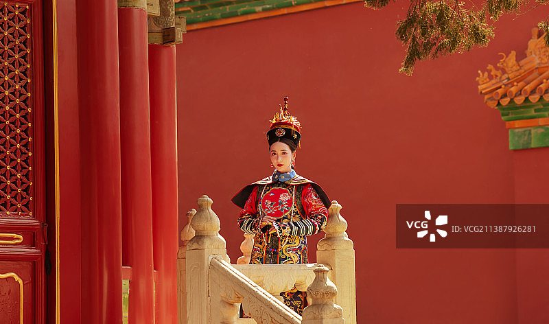 身穿清宫服的青年女人图片素材
