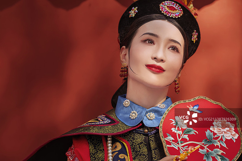 身穿清宫服的青年女人图片素材