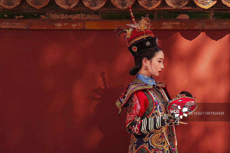 身穿清宫服的青年女人图片素材