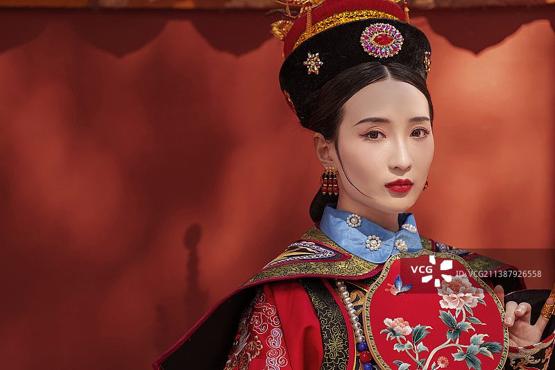 身穿清宫服的青年女人图片素材