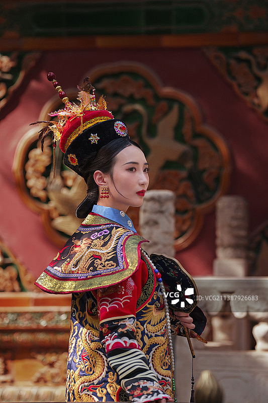 身穿清宫服的青年女人图片素材