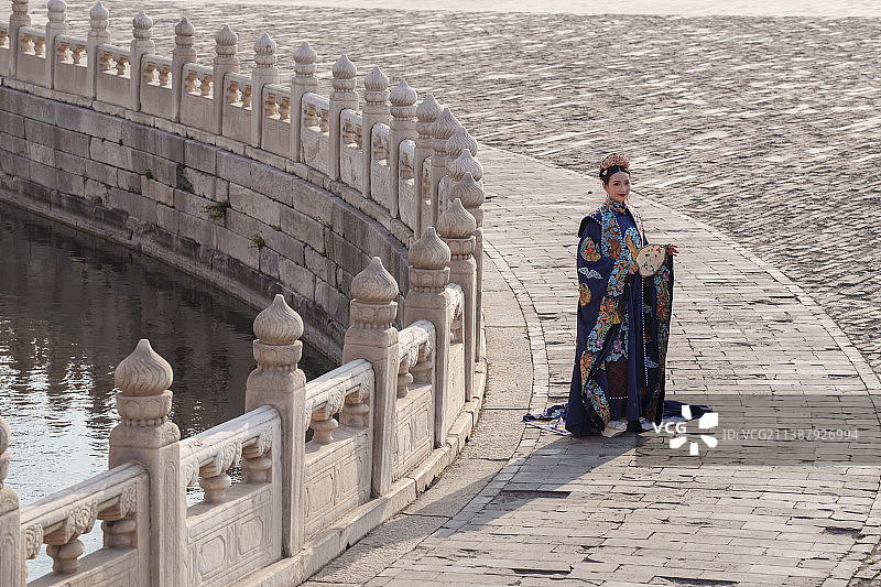 站在护城河边的古装美女图片素材