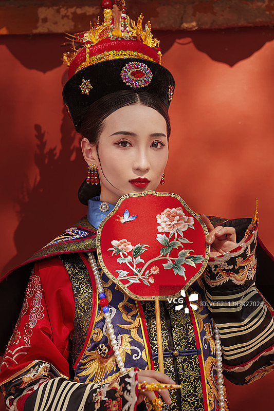 身穿清宫服的青年女人图片素材