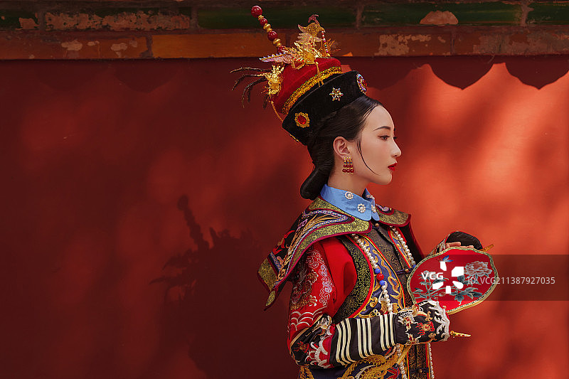 身穿清宫服的青年女人图片素材