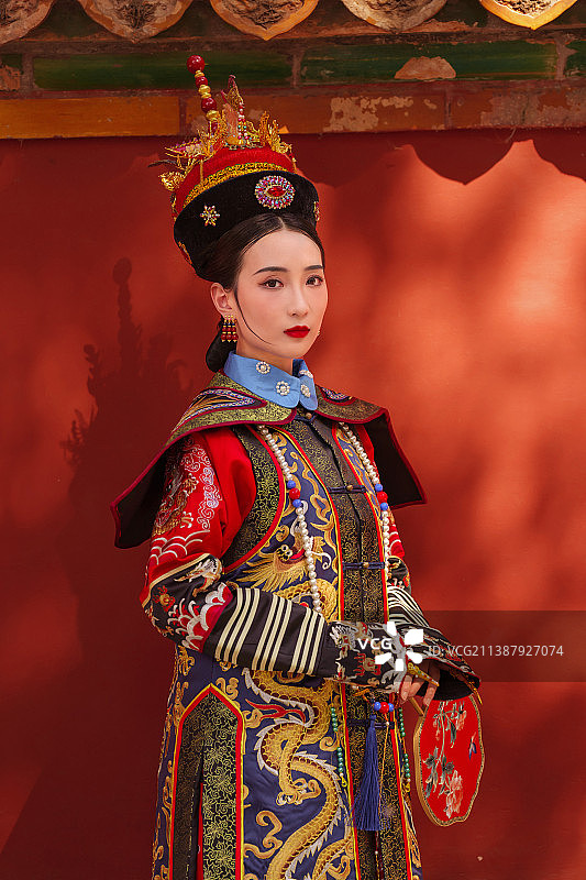 身穿清宫服的青年女人图片素材