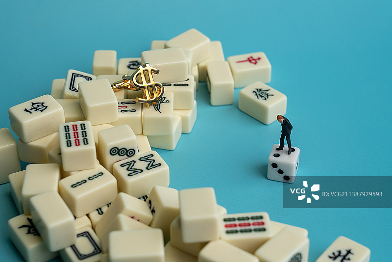 一个男士焦虑的站在麻将上微缩创意图图片素材