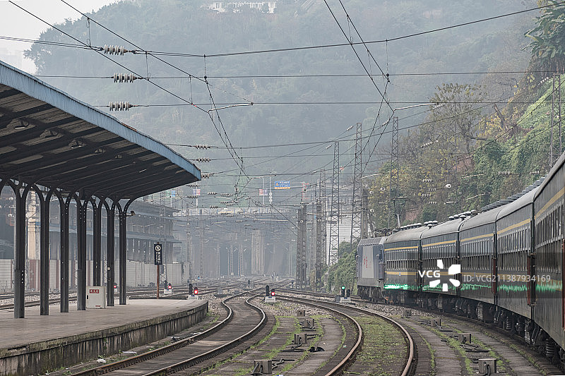 重庆菜园坝火车站站内的列车和工作人员图片素材