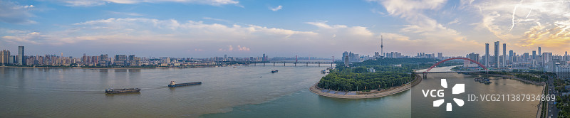 武汉南岸嘴的一水两色图片素材