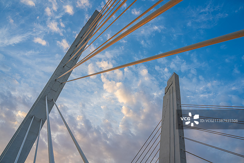 亚洲中国河南省郑州市龙子湖斜拉桥图片素材