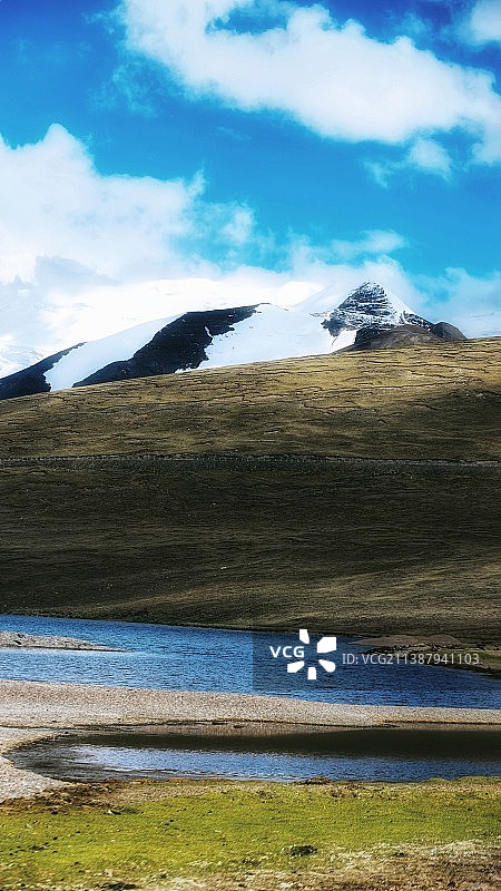 《普姆雍措旁的雪山》图片素材
