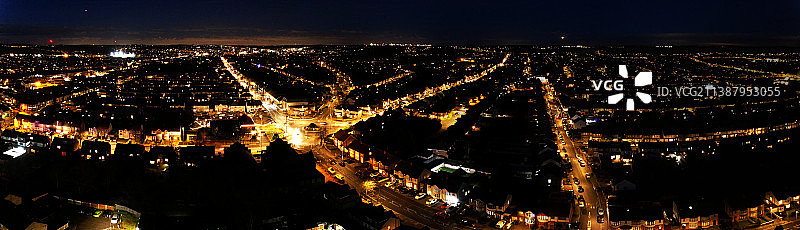 英国卢顿夜间城市建筑高角度景观图片素材