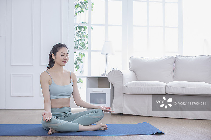 美女莲花座式瑜珈姿势图片素材