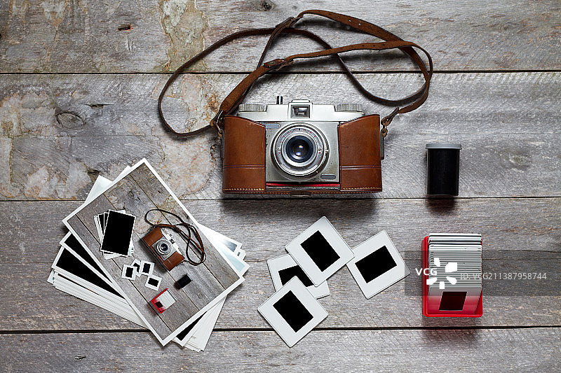 俯视复古相机和电影胶片卷轴图片素材
